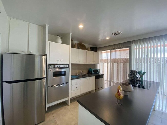 Building Photo - 46023 Portola Ave