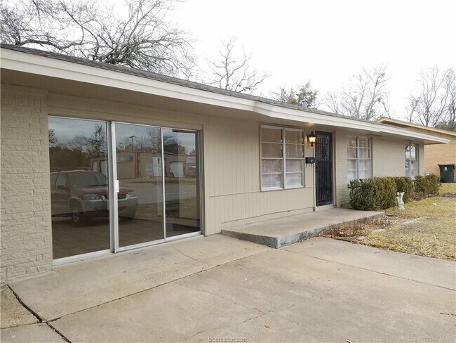 Building Photo - 1702 E William Joel Bryan Pkwy
