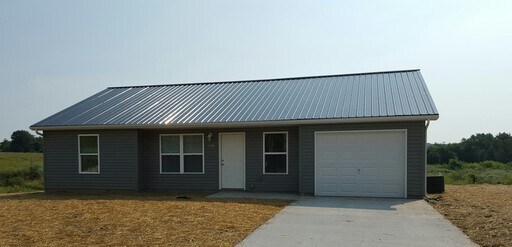 Foto principal - Newer 3 Bedroom 2 Bath Home Near I-44