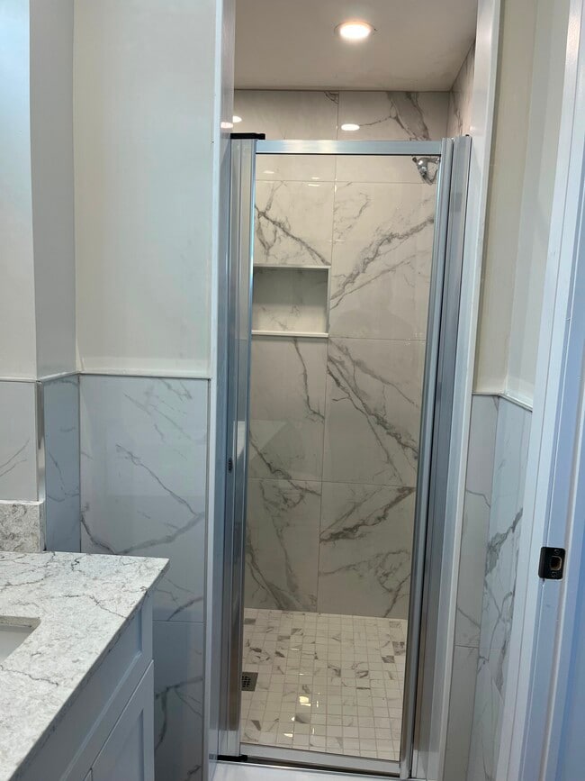 Building Photo - Luxury Renovated Unit