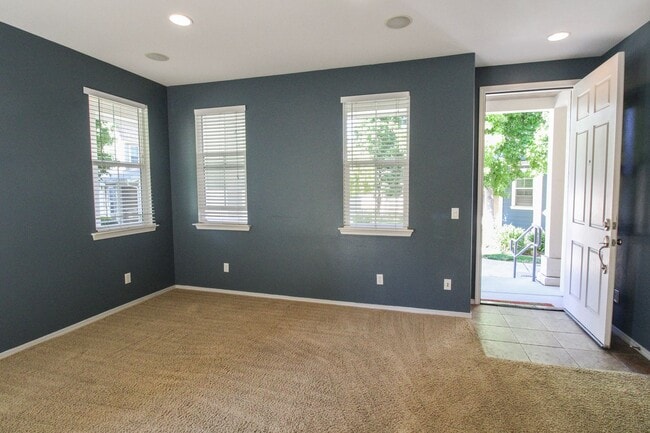 Building Photo - 4 bedroom 2.5 bathroom condo in Broad Street Village Complex