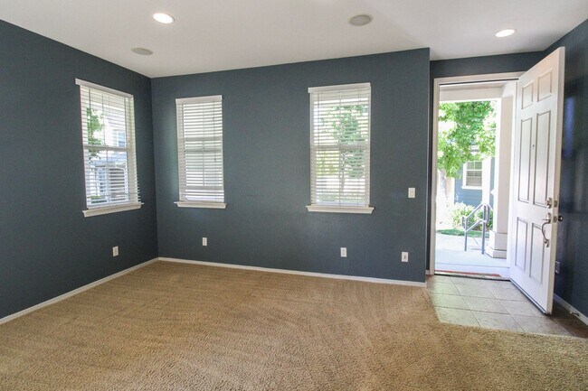 Foto del edificio - 4 bedroom 2.5 bathroom condo in Broad Street Village Complex