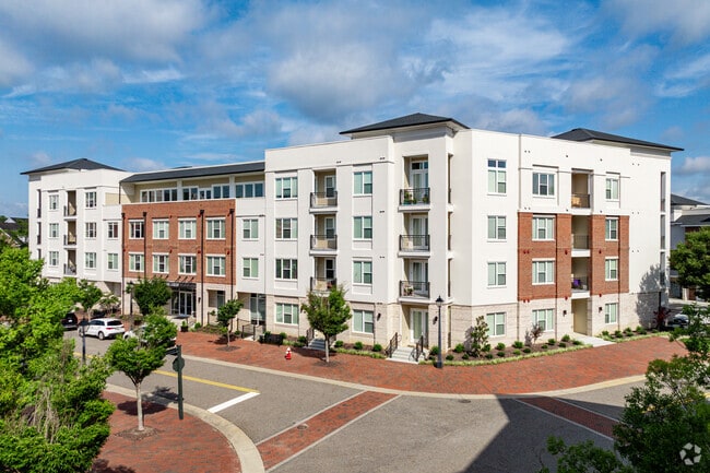 Building Photo - Manor on the Green