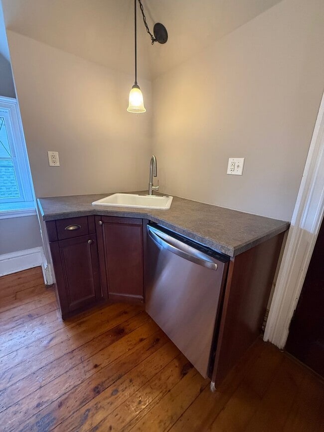 Building Photo - 409 Grand St