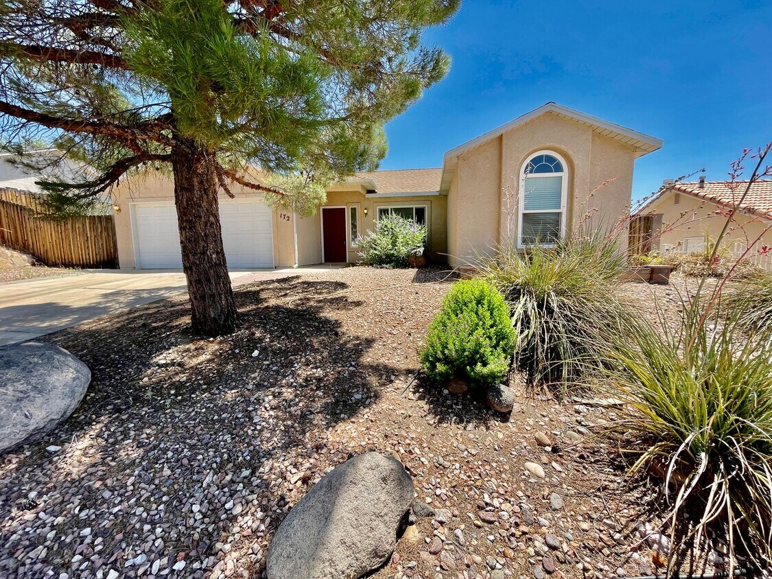Foto principal - Adorable 3-BR Home in Red Cliffs Area