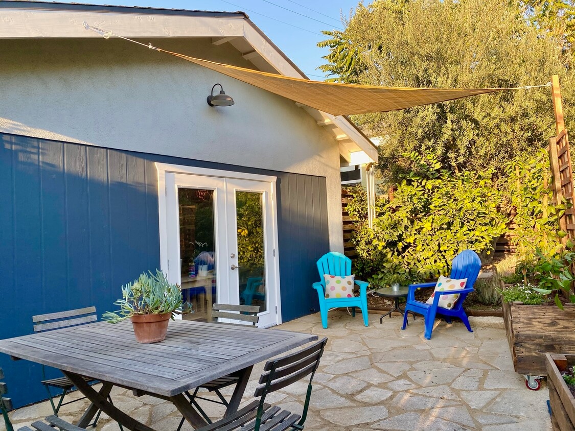 The Cottage - 6193 Roy St