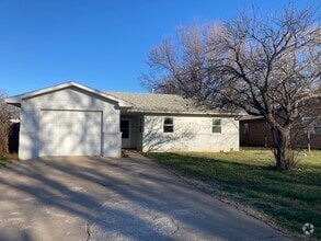Building Photo - 2402 Spruce Dr
