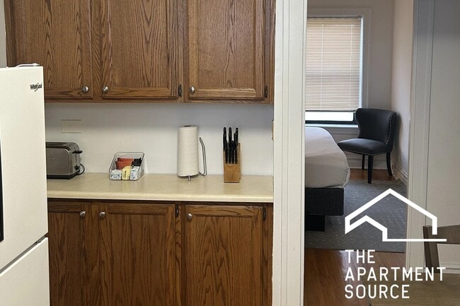 Building Photo - 1911 W Larchmont Ave