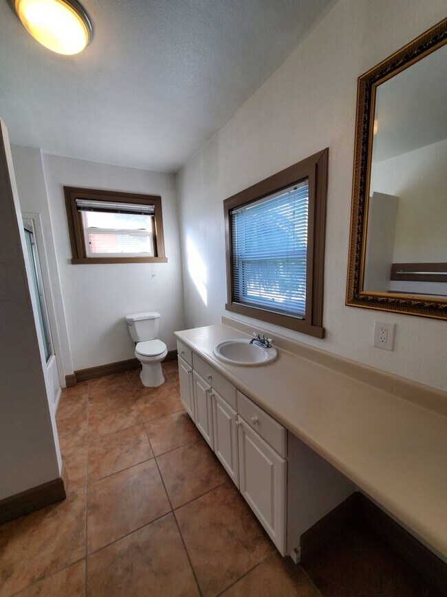 Foto del edificio - STUNNING 1BD/1BA IN A  FIVEPLEX IN EAST SA...