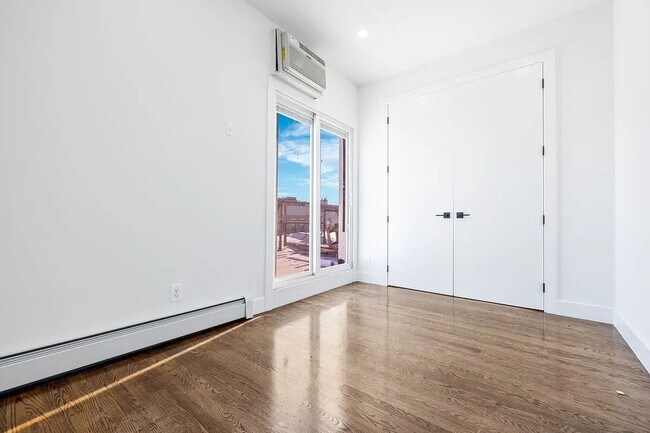 Building Photo - 428 Seventh Avenue