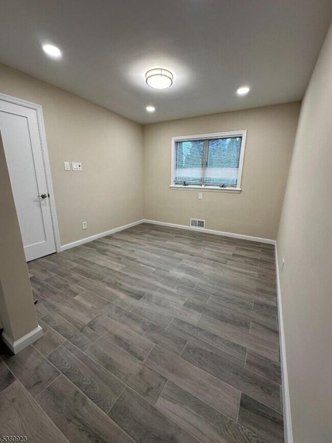 Foto del edificio - 15 Cottage Ln