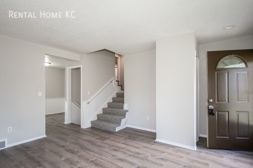 Foto del edificio - Stylish multi-level Duplex w/Finished Base...