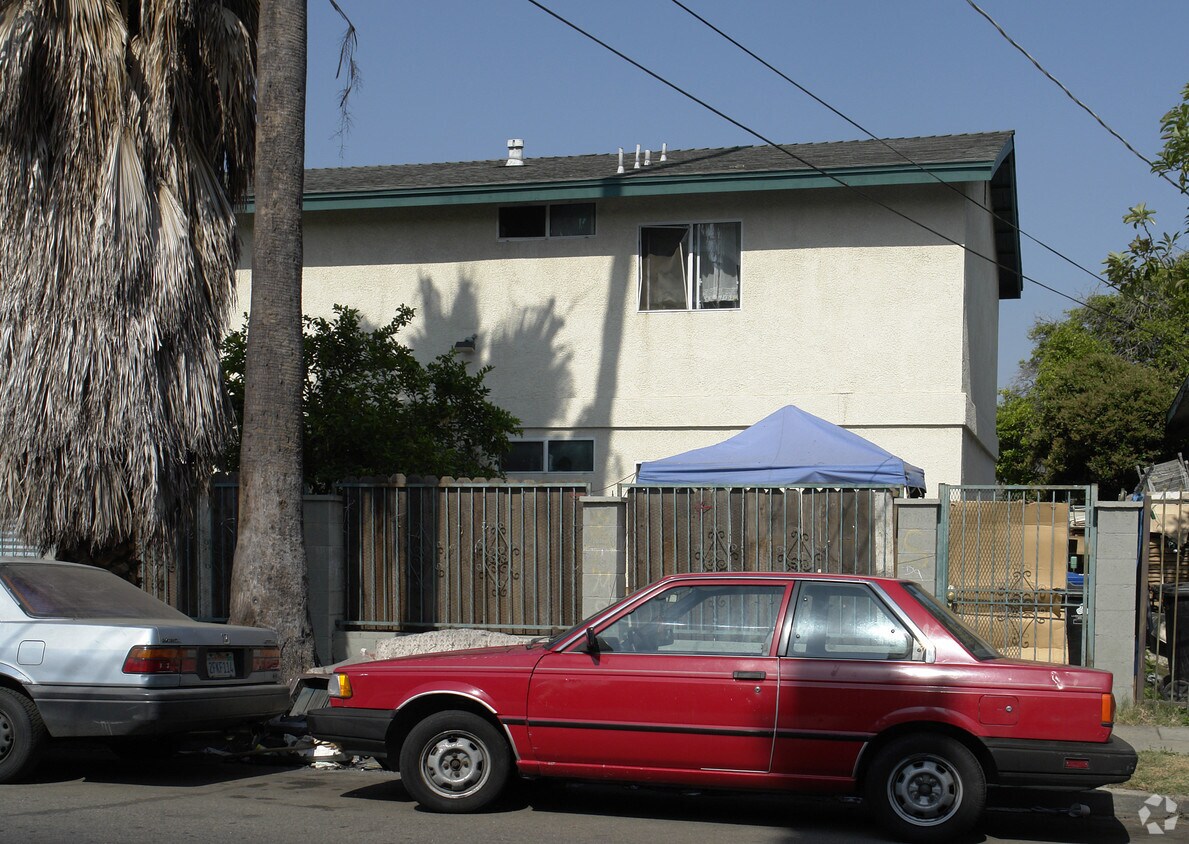 Building Photo - 1060 N St Andrews Pl