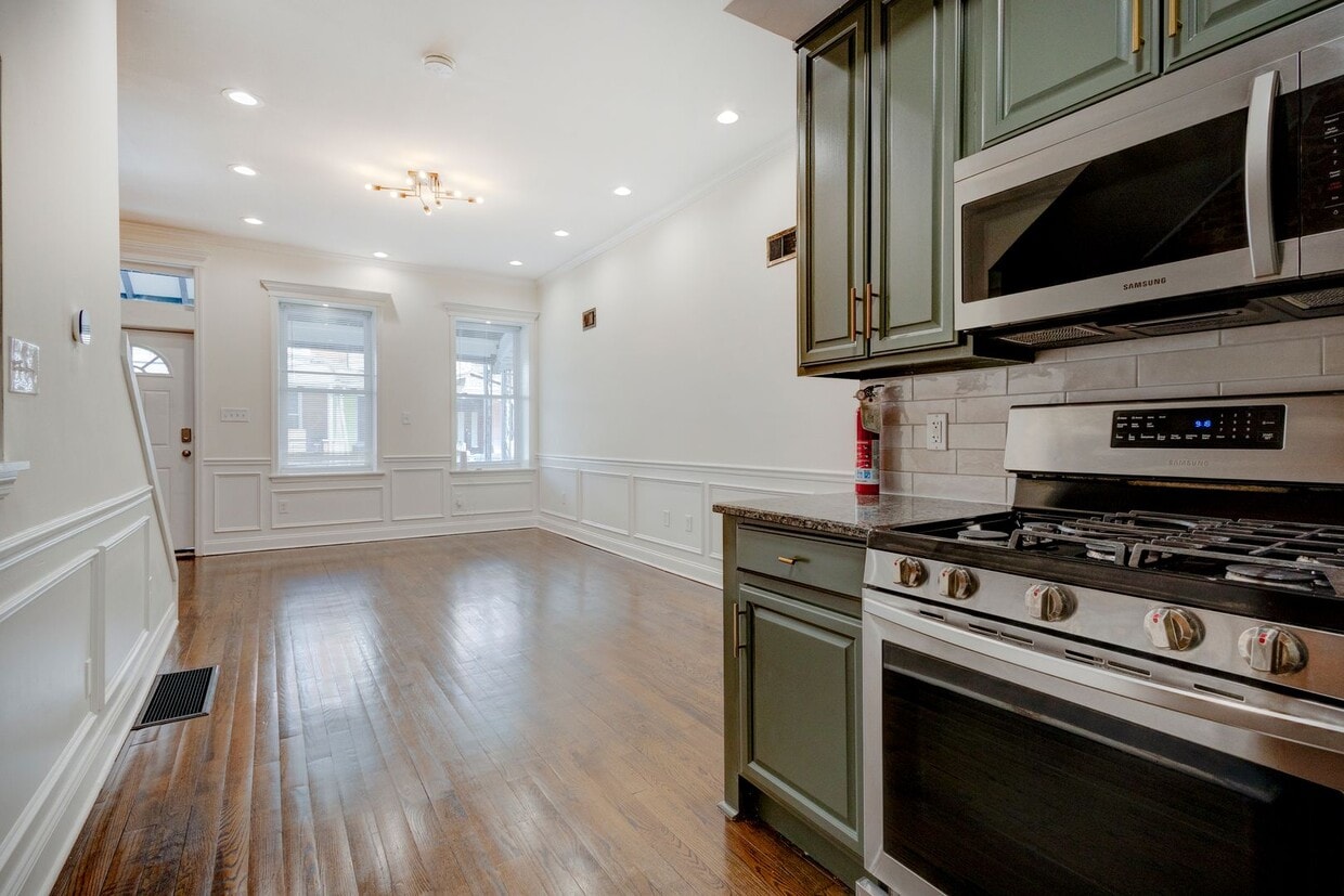 Foto principal - Newly Renovated 6 Bedrooms / 4 Bathrooms a...