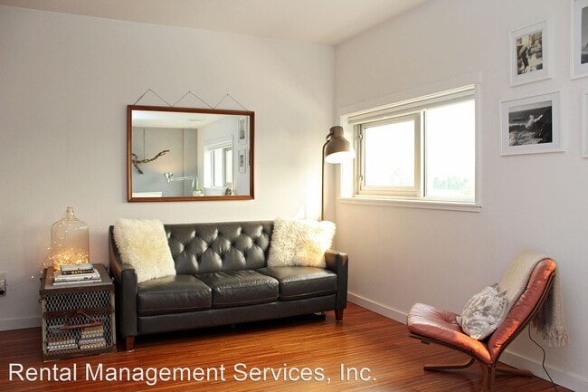 Building Photo - Studio, 1 bath House - 910 SE 42nd Ave #34...