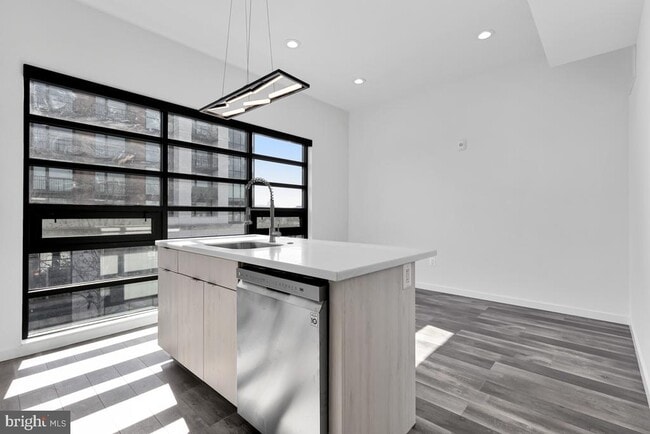 Building Photo - 506 H St NE