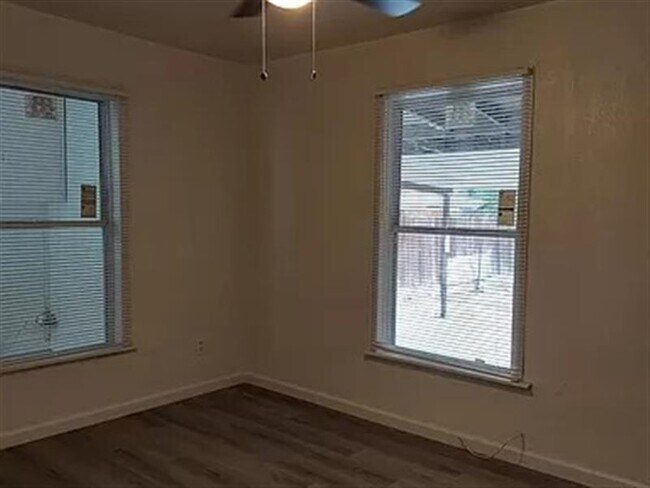 Building Photo - For Rent