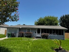 Building Photo - 2281 Des Jardines St
