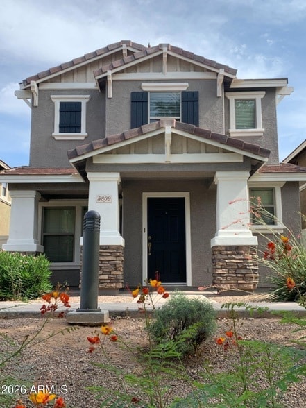 Foto del edificio - 5809 E Hampton Ave