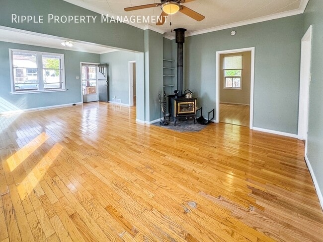 Building Photo - Fantastic 3 Beds, 1 Baths Single- Family |...