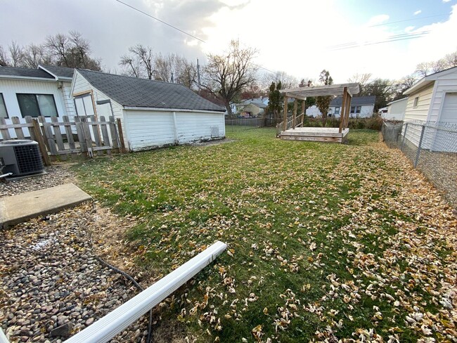 Building Photo - Charming 3 bed 1 bath House with Tons of Updates and Private Backyard!