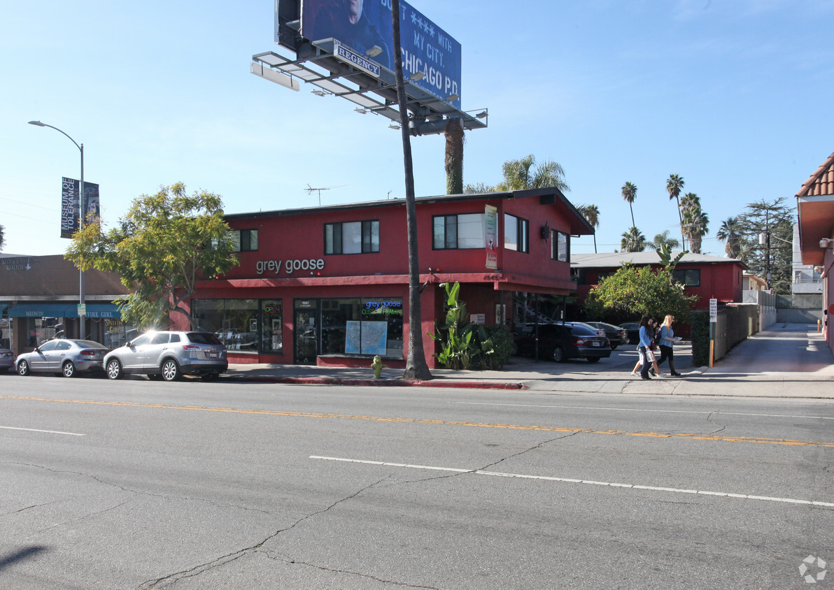 Primary Photo - 1941-1945 Hillhurst Ave