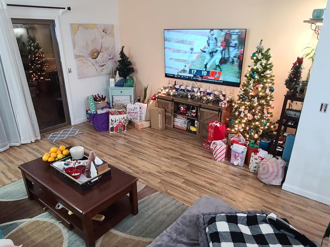 Photo - 11 King Arthur Dr (East Lyme, CT)