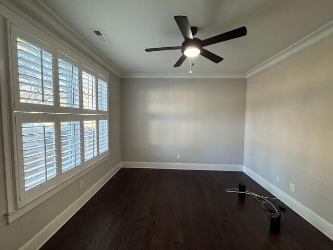 Building Photo - Available to Show