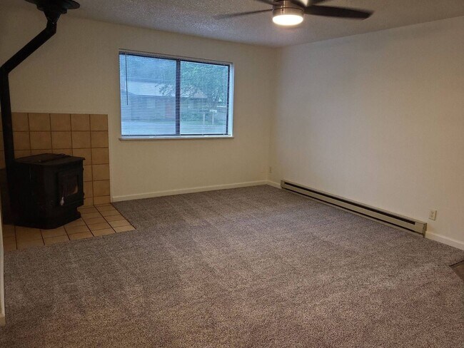 Building Photo - Hillview Duplex