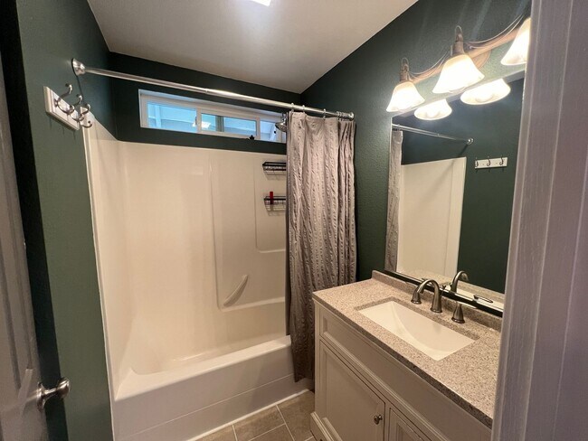 Foto del edificio - Adorable 2 bed 1 Bath Home - 2 Car Garage