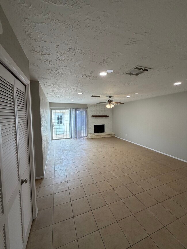 Foto del edificio - 6423 S Briar Bayou Dr