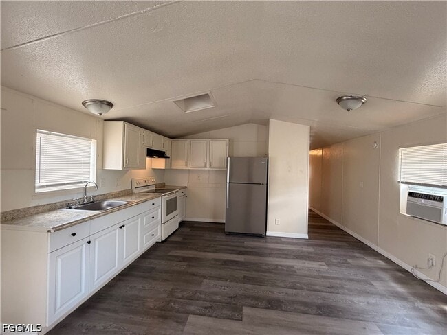 Foto del edificio - 8409 Grady Dr