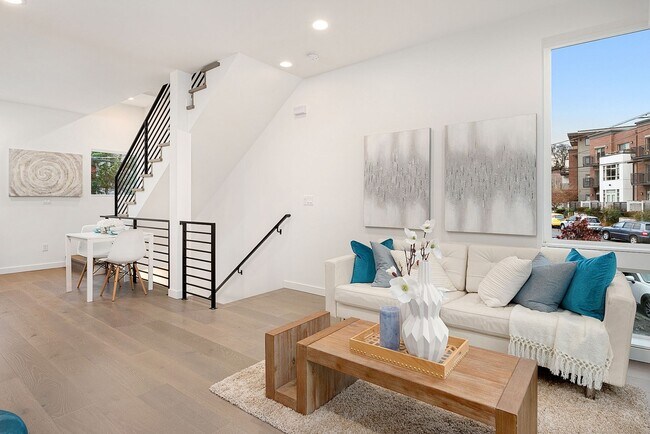 Foto del edificio - Stylish, Bright and Efficient 2 bed 1.75 Bath Townhome. Walk to U-Village!