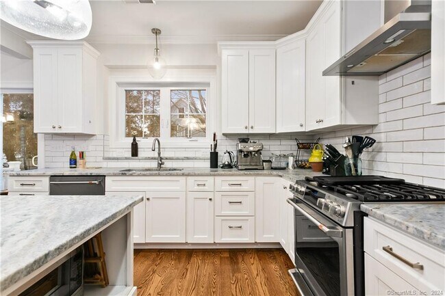 Foto del edificio - 210 High Ridge Ave