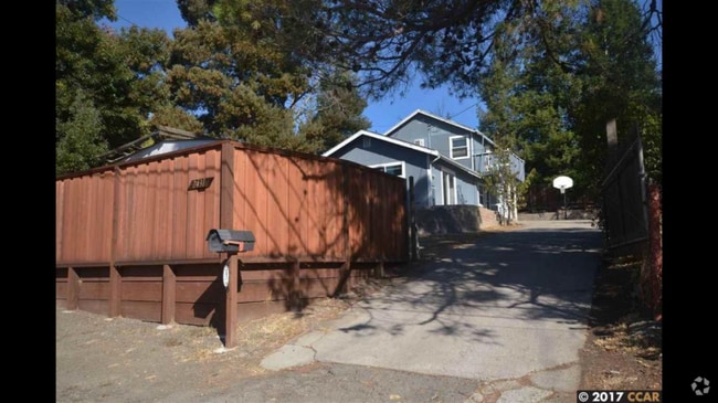 Building Photo - 2431 Monterey Ave