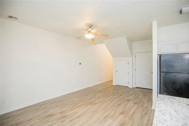 Building Photo - 786 W Breeze Cove