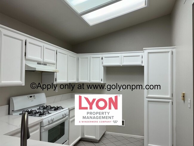Building Photo - Stunning Home in convenient Elk Grove loca...