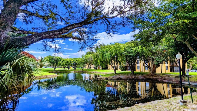 Foto del edificio - 3253 Foxcroft Rd