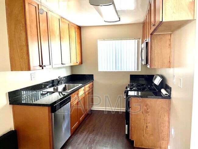Foto del edificio - 219-221 S San Gabriel Ave