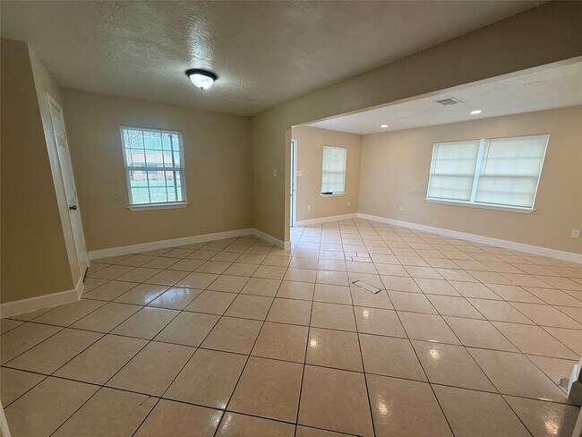 Building Photo - 2330 Hillshire Dr