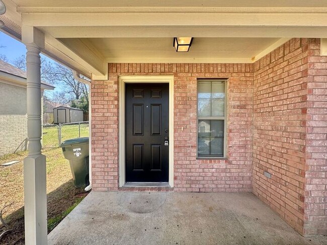 Building Photo - Available Now! 2 Bedroom 1 Bath Duplex in ...