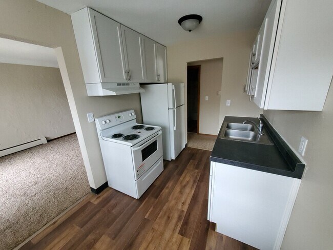 Building Photo - 400 Larpenteur Ave W