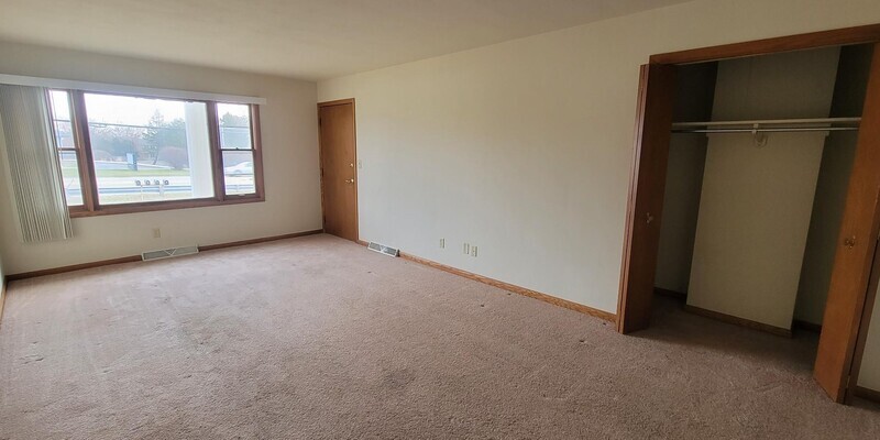 Primary Photo - 570 N. Mulford