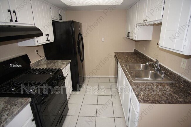 Foto del edificio - 10551 Kinross Ave