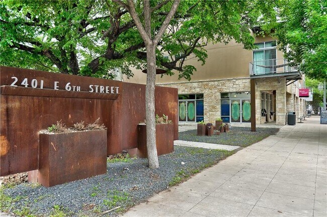 Foto del edificio - 2401 E 6th St