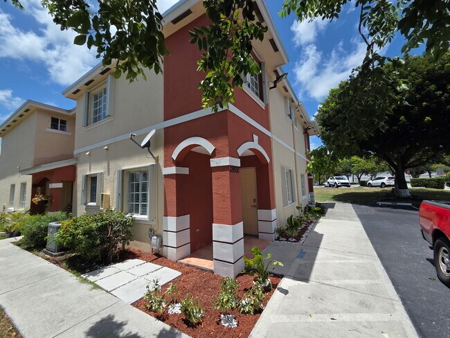 Building Photo - 18616 SW 100th Ave