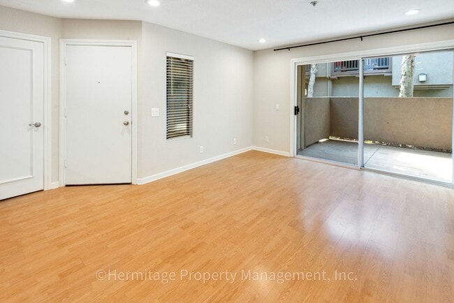Building Photo - 1 Bedroom Tustin Condo for Lease - Great L...
