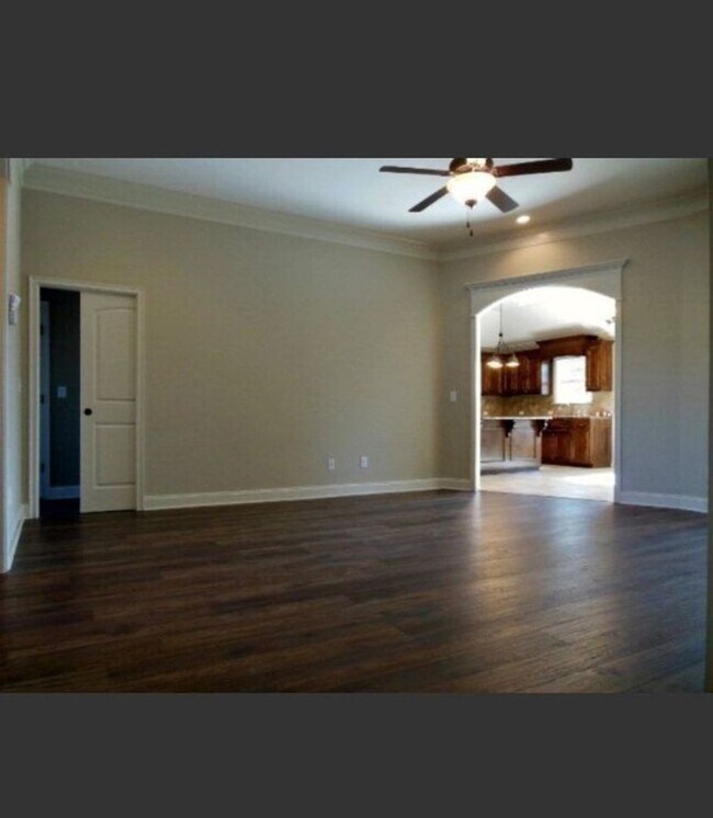Building Photo - Elegant Comfort and Spacious Living: Your ...