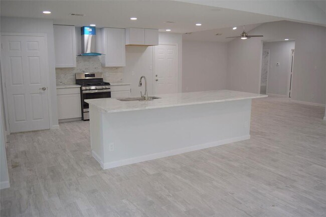 Foto del edificio - 3223 Royal Oaks Dr