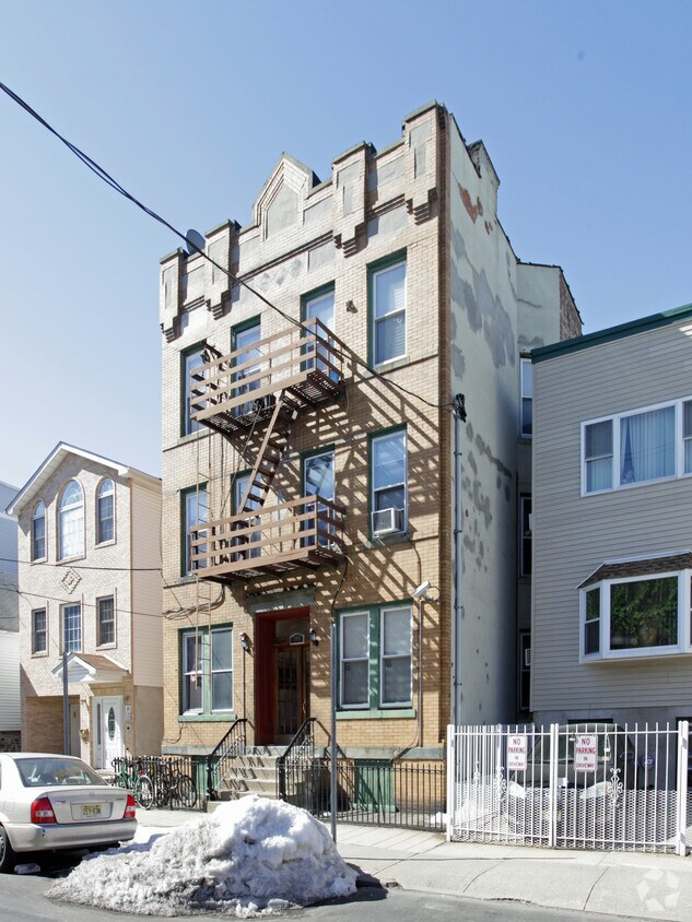 Primary Photo - 209 New York Ave
